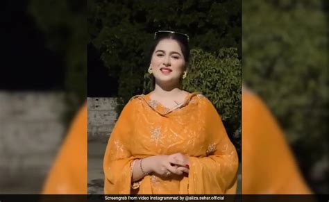 aliza sehar viral video|Pakistani TikTok Star Breaks Down in Viral Clip After。